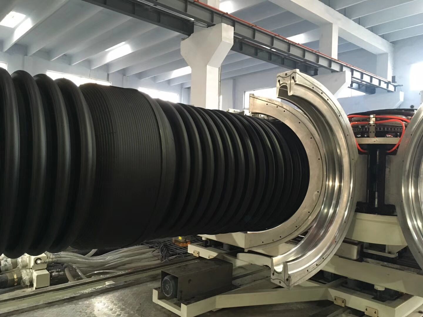 O PVC dobra a linha de produção da tubulação/alta velocidade corrugadas parede da extrusora
