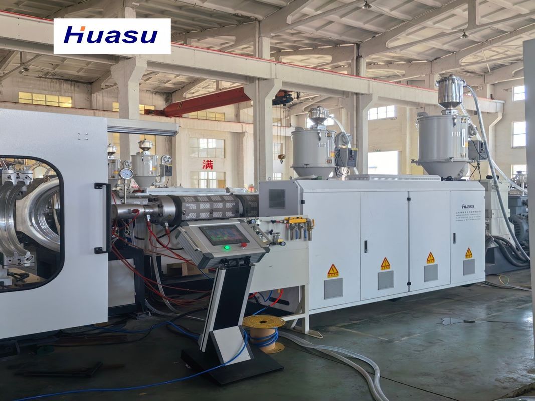 Linha de extrusão de tubos corrugados de parede dupla com sistema de controle PLC e resfriamento a água para 1600 mm de diâmetro máximo do tubo