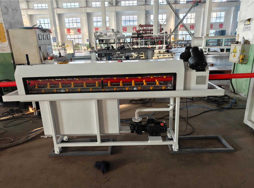 Linha de extrusão de tubos ondulados de parede única com sistema de controlo PLC de arrefecimento por água e motor principal Siemens