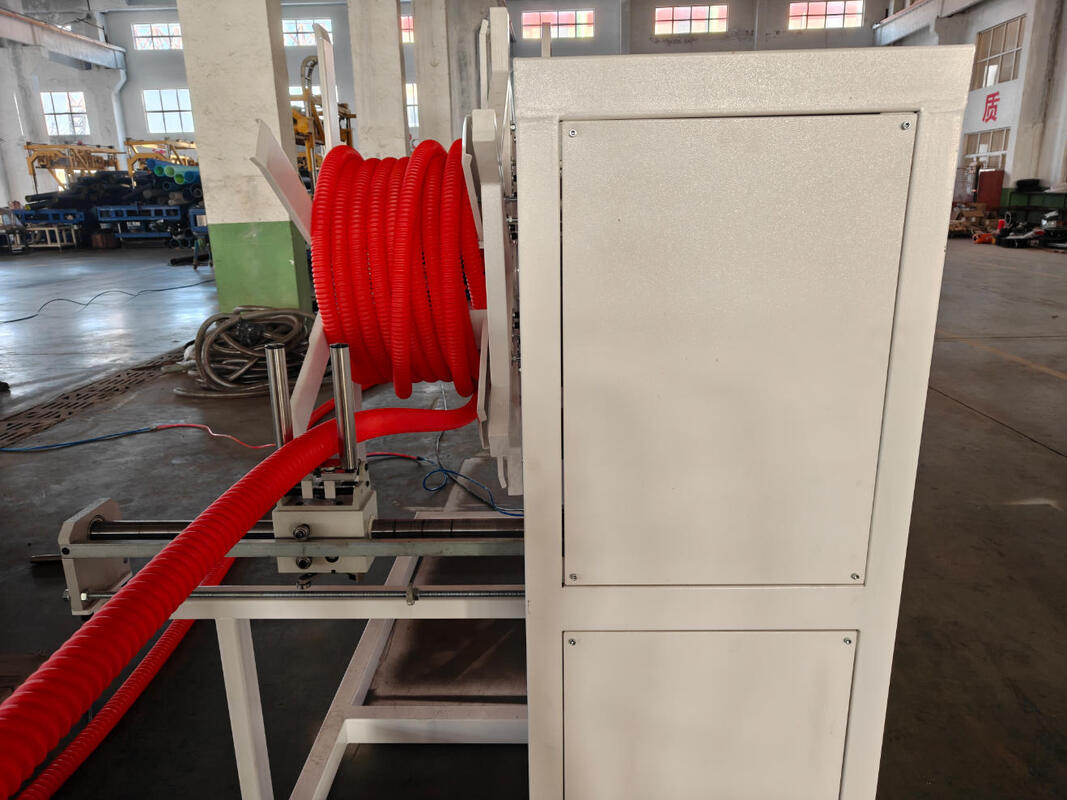 Linha de extrusão de tubo corrugado de parede simples com sistema de controle PLC, método de resfriamento por água e motor principal Siemens