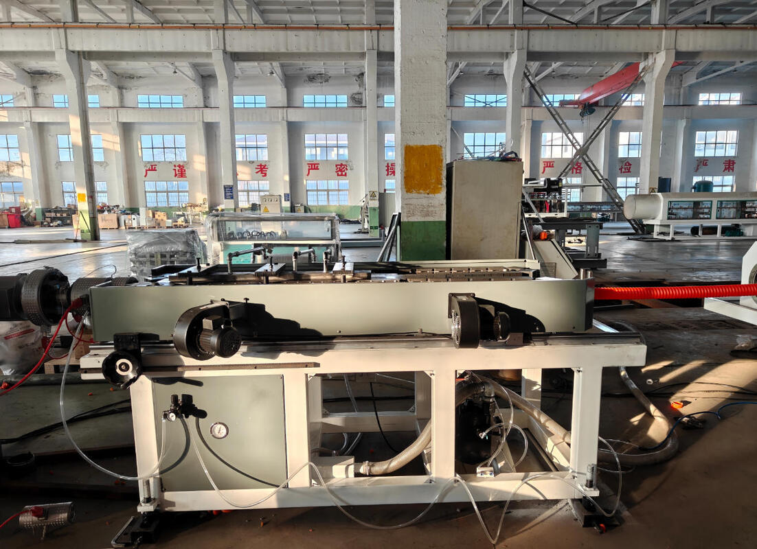 Linha de extrusão de tubos ondulados de parede única controlada por PLC com refrigeração por água e motor Siemens