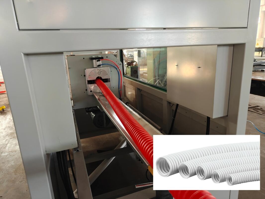 Linha de extrusão de tubos corrugados de parede única com uma alimentação e um conjunto de corrugadores, garantindo um processo de produção estável