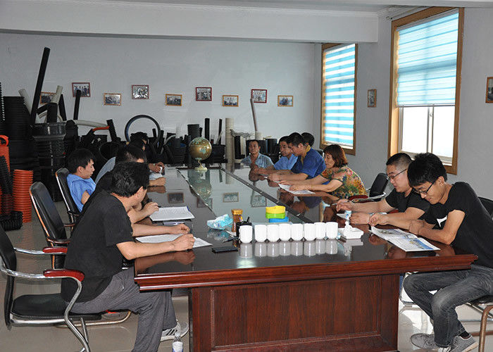 A parede do dobro da drenagem do esgoto corrugou a linha da extrusão da tubulação para ruas dos campos