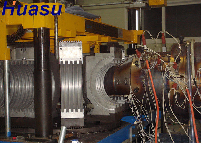 A parede dobro horizontal dos PP do PE plástico corrugou a alta velocidade refrigerar de água da máquina da tubulação