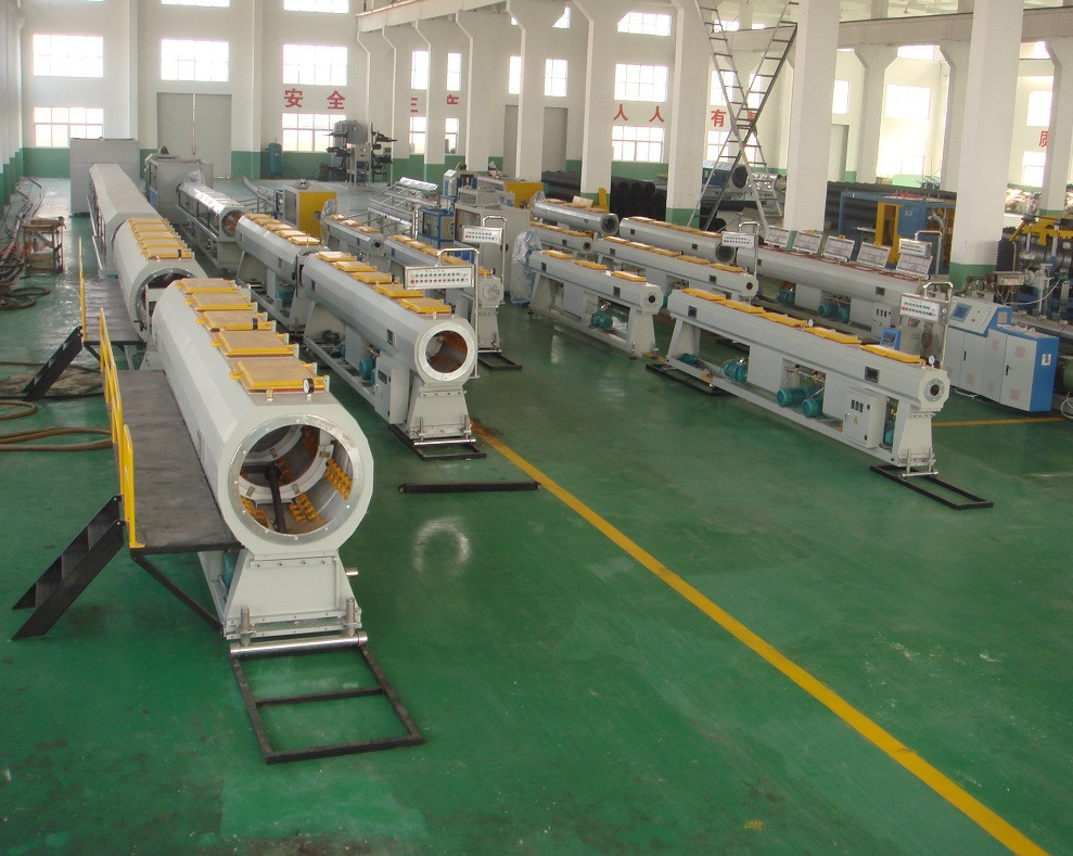 Linha de produção da tubulação do PVC da fonte de água, máquina da extrusão da tubulação do PVC 60-250KW
